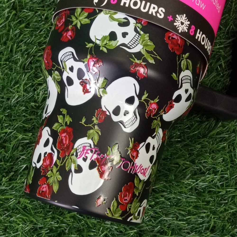 🏠 Betsey Johnson Black Travel Mug with Skull & Rose Print - Picture 4 of 6